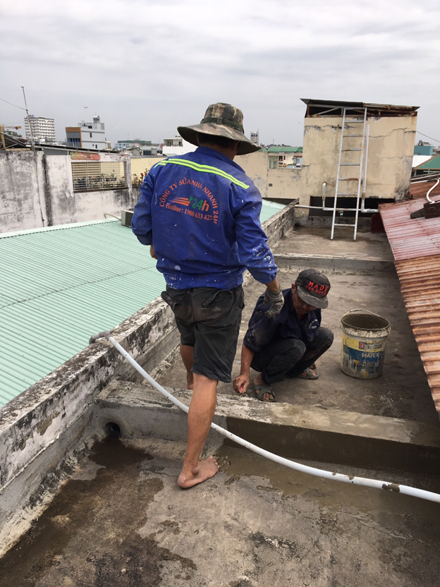 Đội ngũ đang thi công chống dột sân thượng