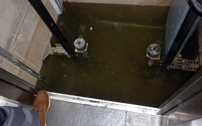 ​​​​​​​Nước ngầm thấm vào bên trong hố pit thang máy